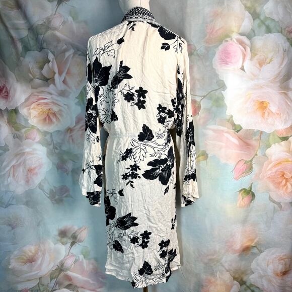 Billabong Sea The Sun Black & Cream Floral Tie Front Cover-Up Kimono - Picture 5 of 8